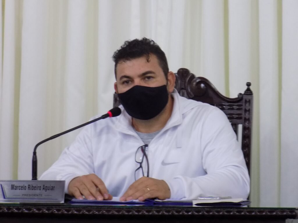 Vereador solicita à Prefeitura Municipal colocação de lixeiras; grades e manutenção de ponto de ônibus do bairro Justinada