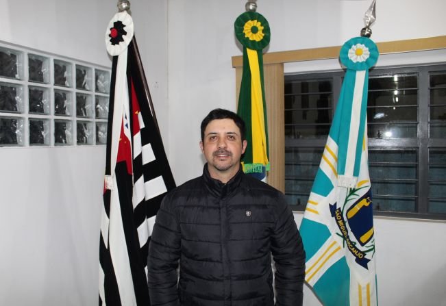 Vereador solicita Pavimentação em Ruas e a Construção de Banheiro e Vestiário em Campo de Futebol