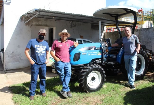 Vereador entrega Trator para Secretaria de Agricultura de São Miguel Arcanjo